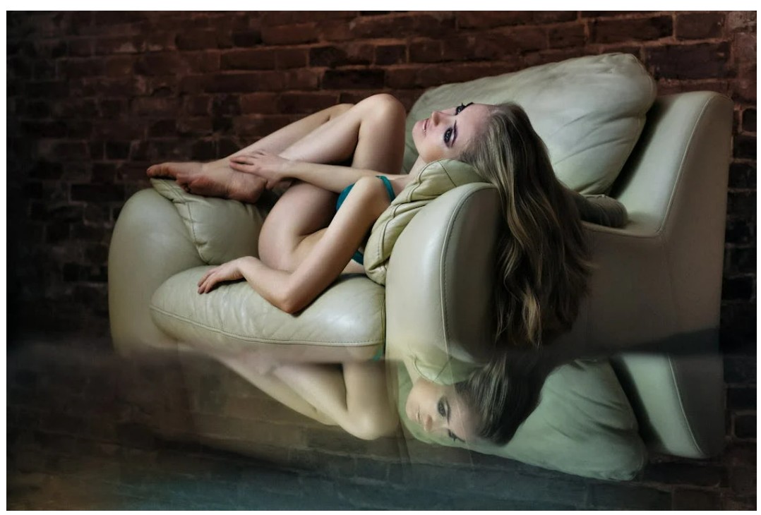 Attraktive Frau auf der Couch