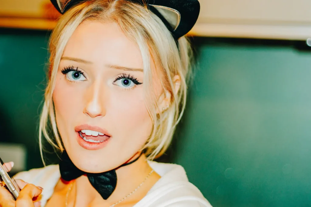 Attraktive Frau mit Bunny-Outfit