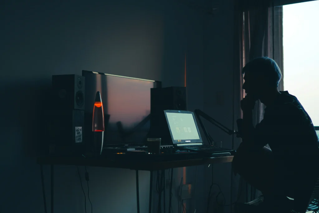 Mann sitzt alleine am Laptop