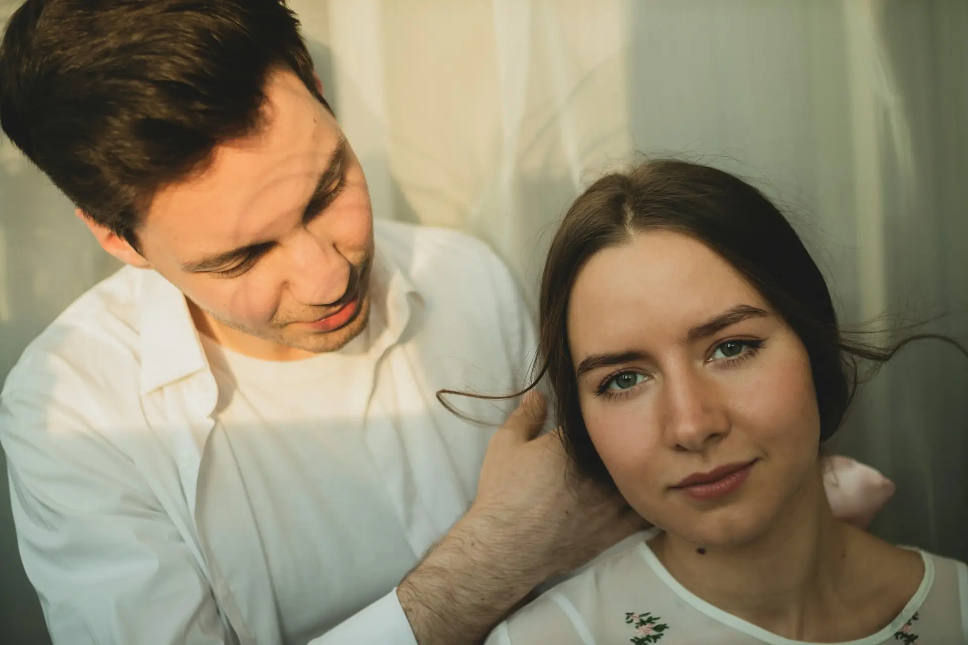 Pärchen sitzt zusammen 